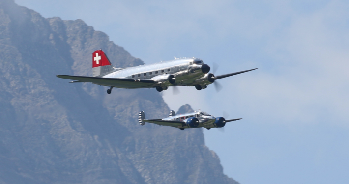 Klassische Flugzeuge inmitten eines beeindruckenden Bergpanoramas auf Augenhöhe - das verspricht die Veranstaltung OldtimAIR auf dem StansAIRhorn.