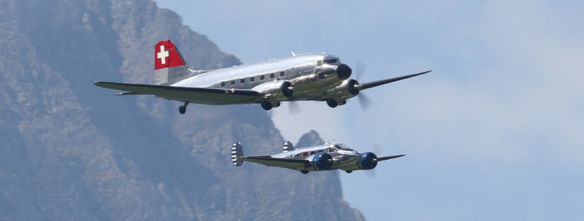 Klassische Flugzeuge inmitten eines beeindruckenden Bergpanoramas auf Augenhöhe - das verspricht die Veranstaltung OldtimAIR auf dem StansAIRhorn.