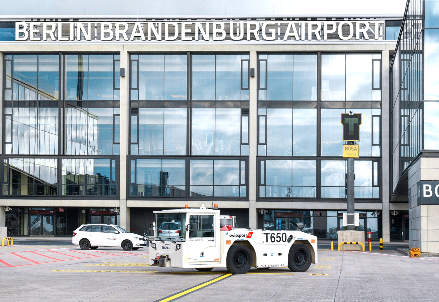 Neuer Berliner Flughafen Ber Hebt Ab Sky News 1097