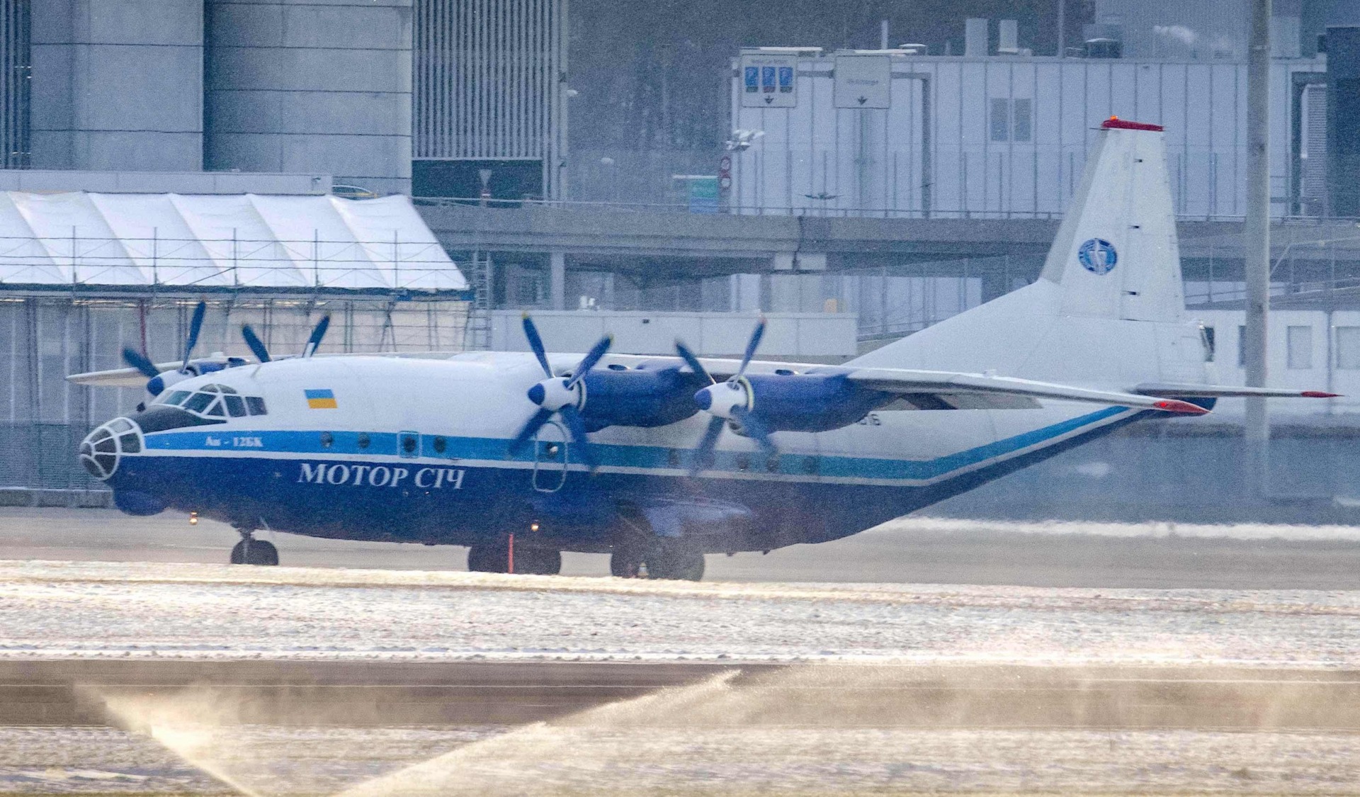 Wieder mal eine Antonov An12 in Zürich Sky News