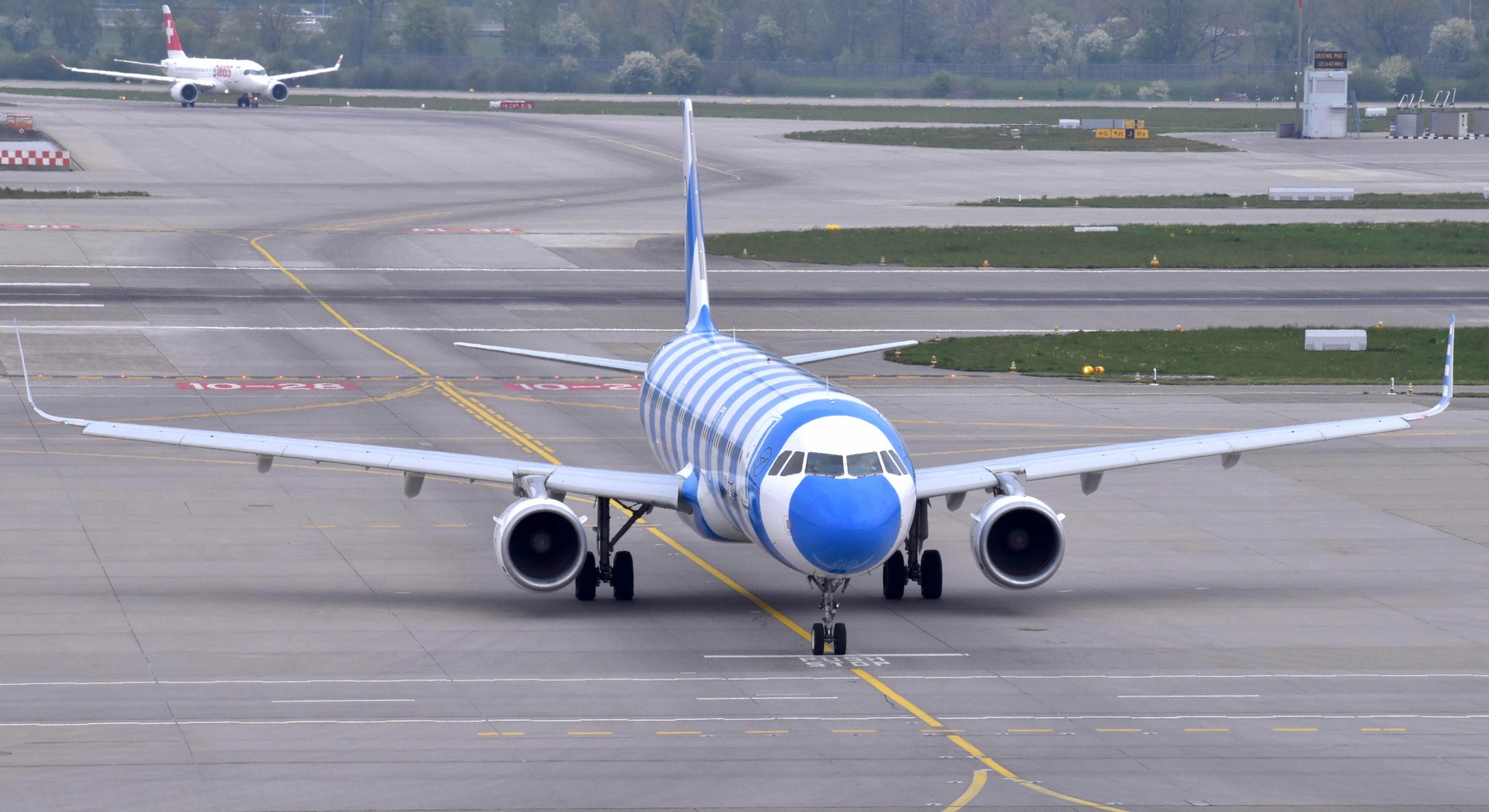 Condor erstmals mit neuem Look in Zürich Sky News