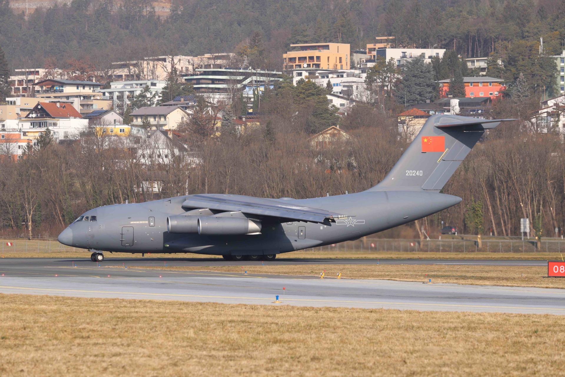 Chinesischer Militärtransporter Y-20A in Innsbruck - Sky News
