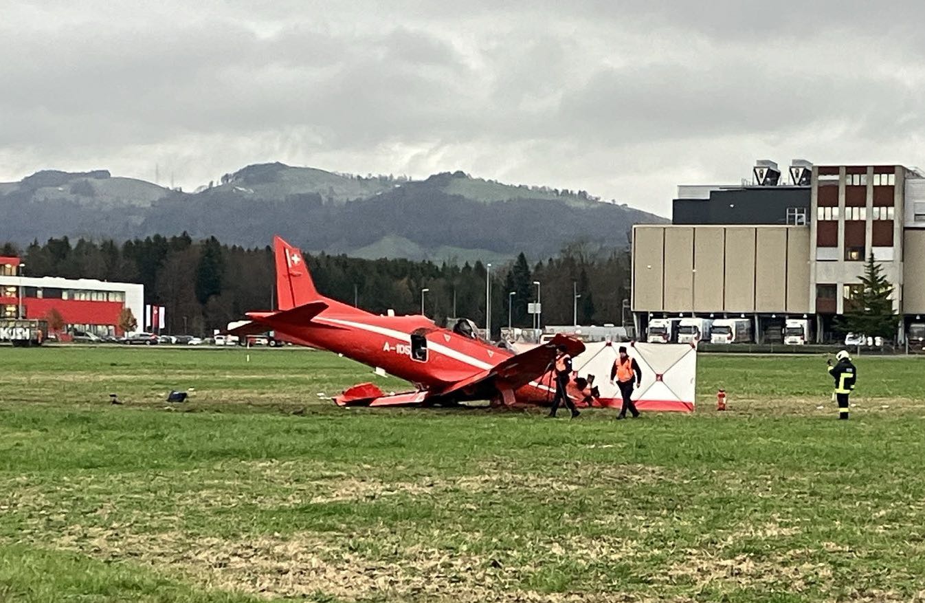 PC-21 Bei Landung In Emmen Verunfallt - Sky News