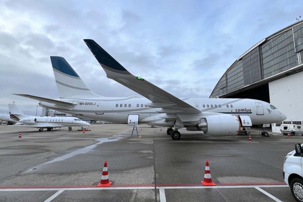 Comlux zweiter ACJ220 wird in Zürich auf Einsatz vorbereitet - Sky News