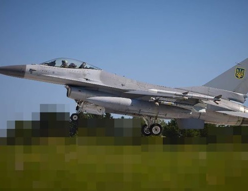 Eine der ersten F-16 mit ukrainischen Hoheitszeichen. Der Hintergrund des Bildes ist unkenntlich gemacht, um keine Hinweise auf den Ort der Aufnahme preiszugeben. Foto Ukrainische Luftwaffe via X