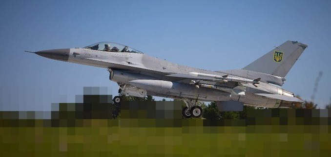 Eine der ersten F-16 mit ukrainischen Hoheitszeichen. Der Hintergrund des Bildes ist unkenntlich gemacht, um keine Hinweise auf den Ort der Aufnahme preiszugeben. Foto Ukrainische Luftwaffe via X