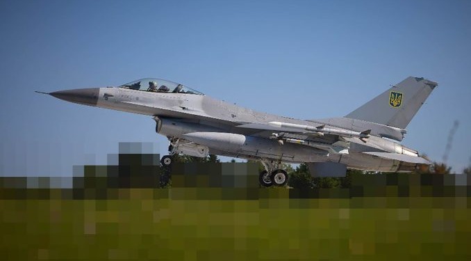 Eine der ersten F-16 mit ukrainischen Hoheitszeichen. Der Hintergrund des Bildes ist unkenntlich gemacht, um keine Hinweise auf den Ort der Aufnahme preiszugeben. Foto Ukrainische Luftwaffe via X