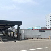 Seit Anfang Juni ist der überdachte Weg vom P2 zum Check-in am Flughafen Zürich gesperrt. Foto Hansjörg Bürgi