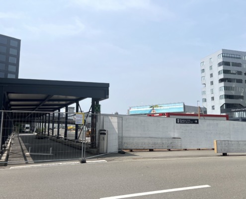 Seit Anfang Juni ist der überdachte Weg vom P2 zum Check-in am Flughafen Zürich gesperrt. Foto Hansjörg Bürgi