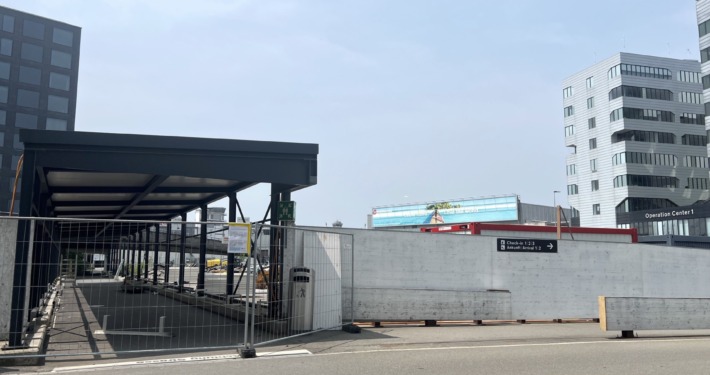 Seit Anfang Juni ist der überdachte Weg vom P2 zum Check-in am Flughafen Zürich gesperrt. Foto Hansjörg Bürgi