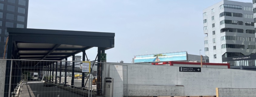 Seit Anfang Juni ist der überdachte Weg vom P2 zum Check-in am Flughafen Zürich gesperrt. Foto Hansjörg Bürgi