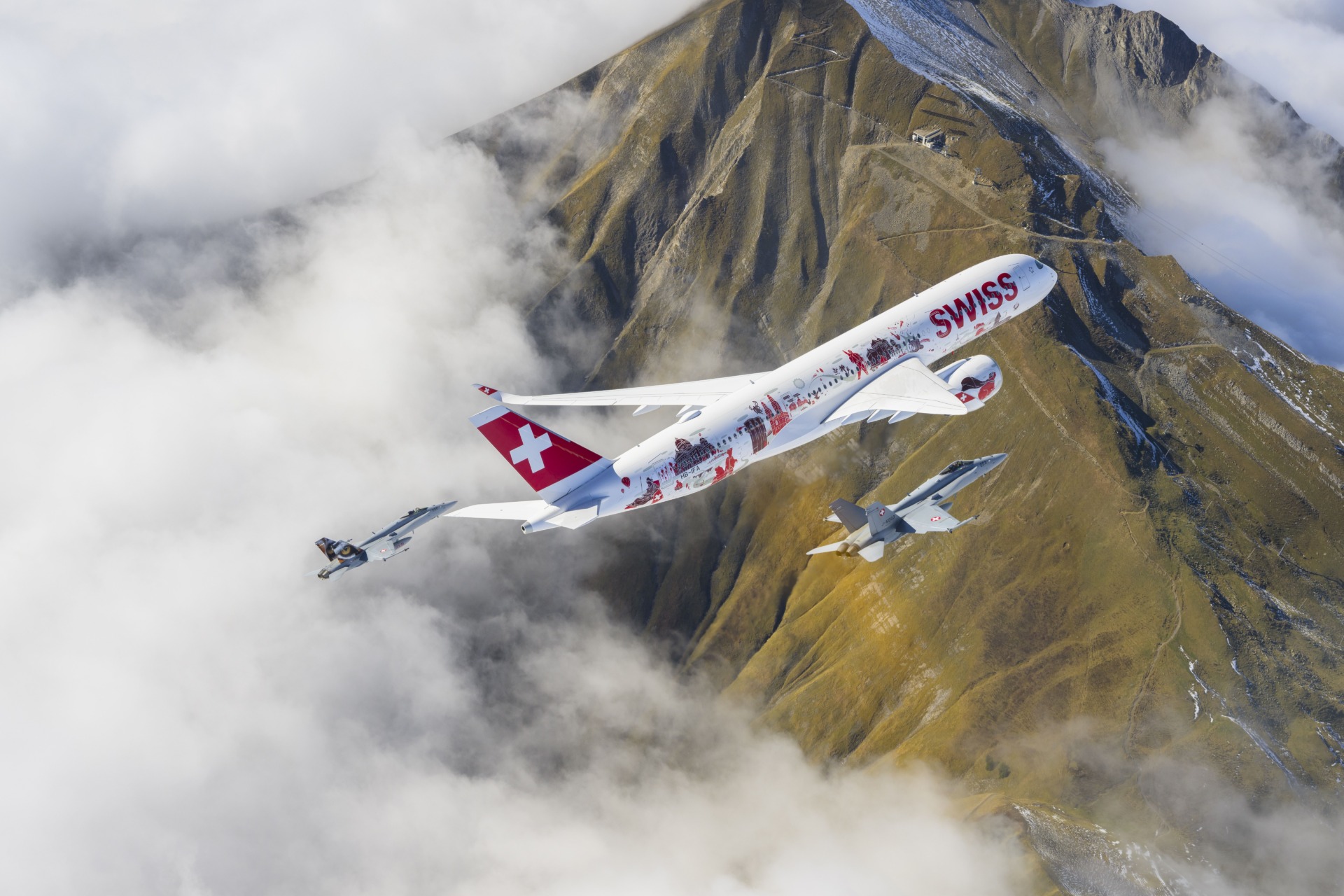 Airbus A350-900 HB-IFA, Überflug Toulouse nach LSZH, F/A-18C Hornet J-5003 & J-5002 mit neu bemaltem Leitwerk der Fliegerstaffel 11, Brienzer Rothorn