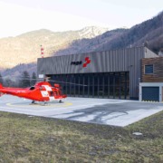 Rega_Basis Mollis_Einsatzhelikopter_vor_Basis_2