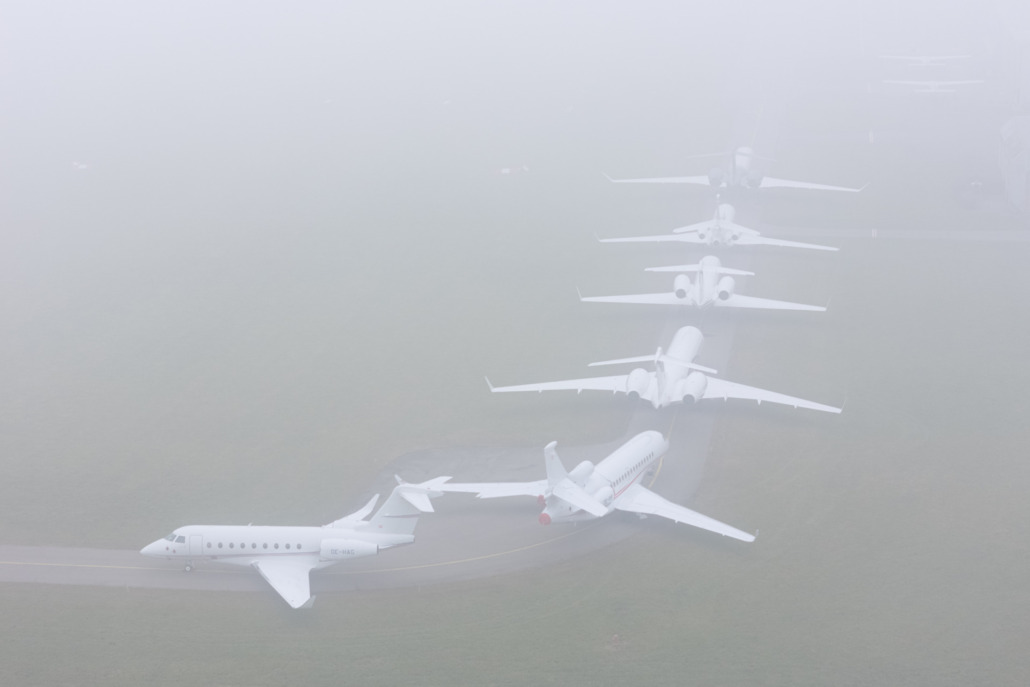 Trotz zeitweise dichtem Nebel haben sich in St. Gallen Altenrhein bereits mehrere grosse WEF-Businessjets eingefunden. Foto Tino Dietsche